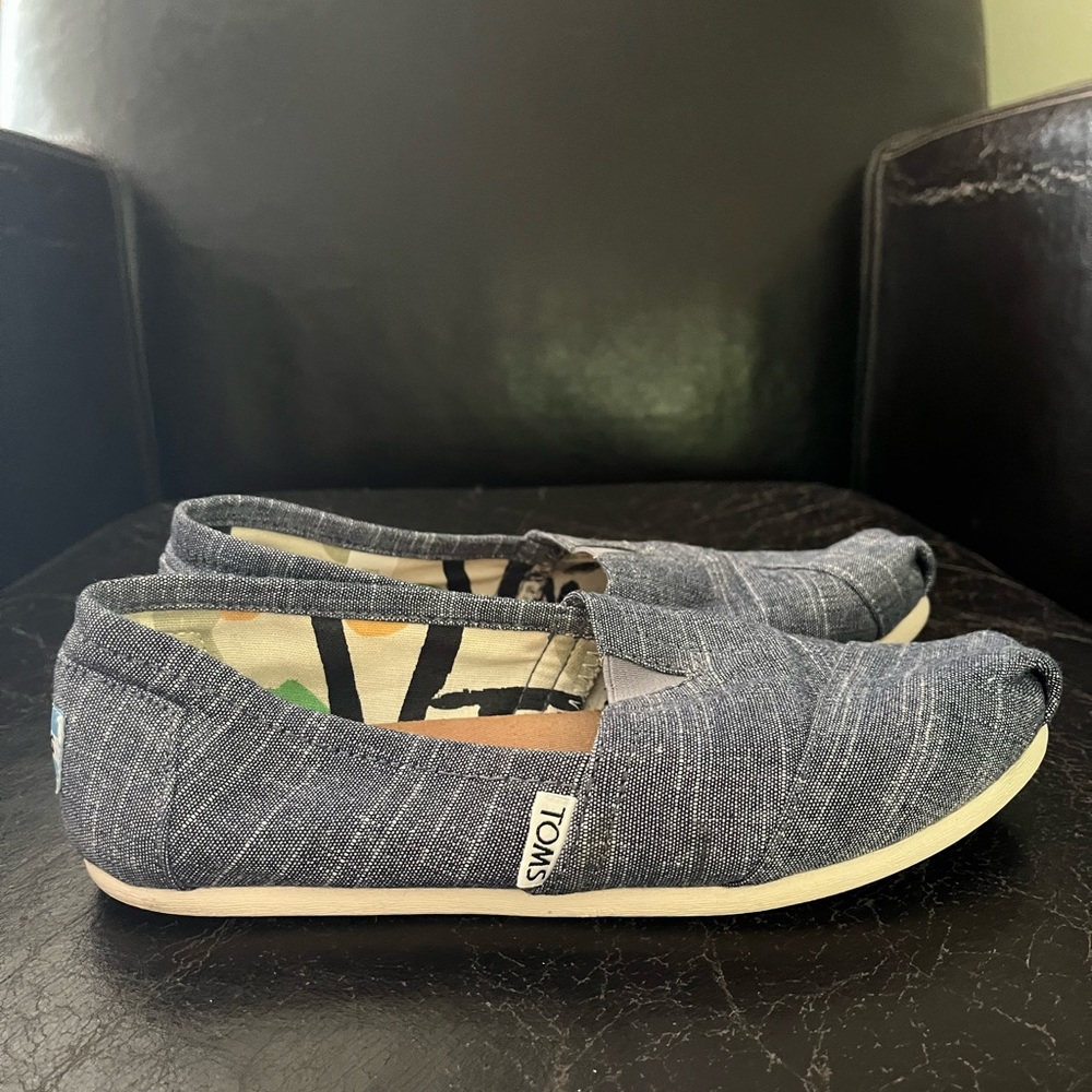 TOMS chambray size 6 womens